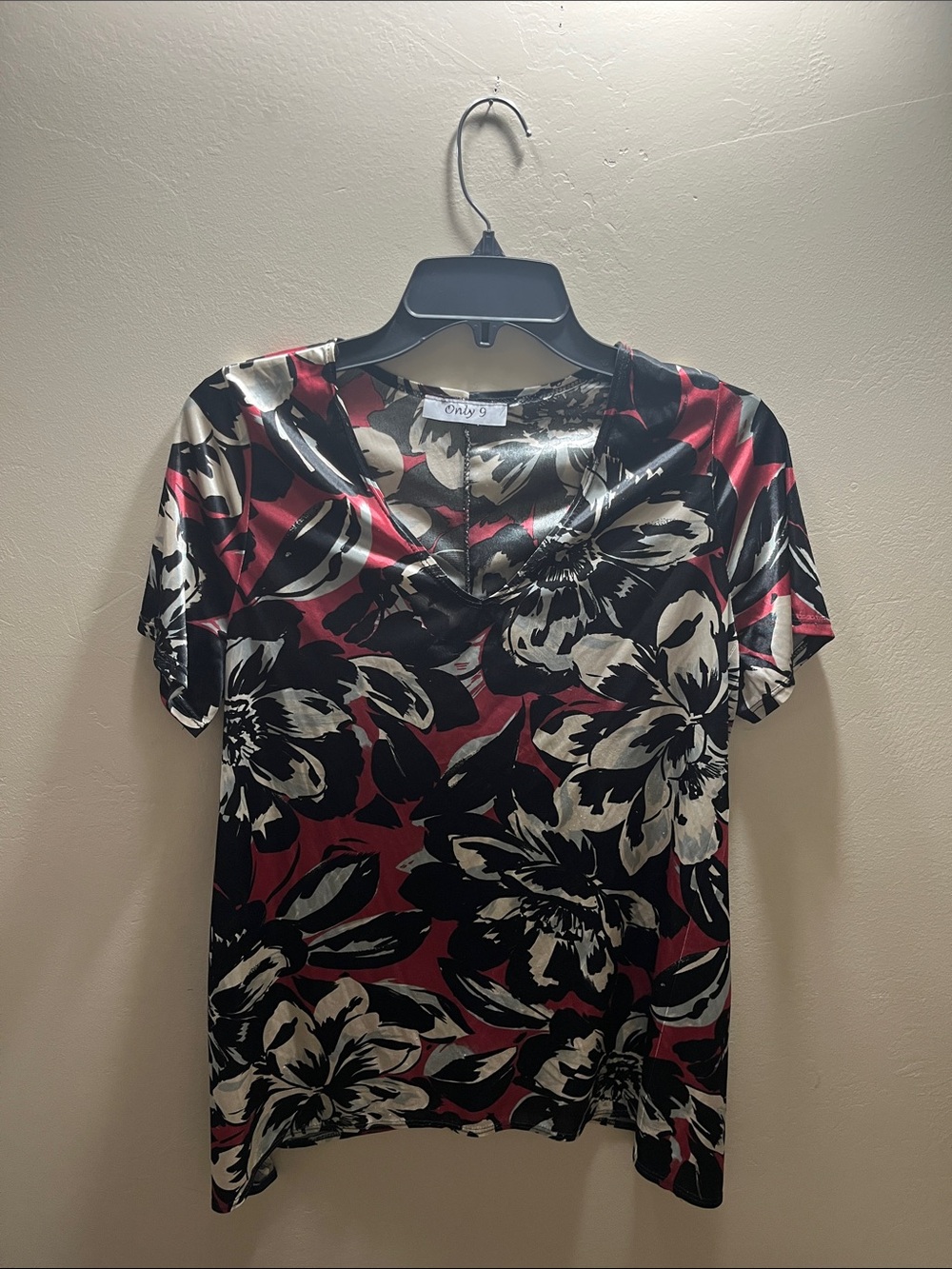Only Floral V-Neck Short Sleeve Top — Red, Black & Cream